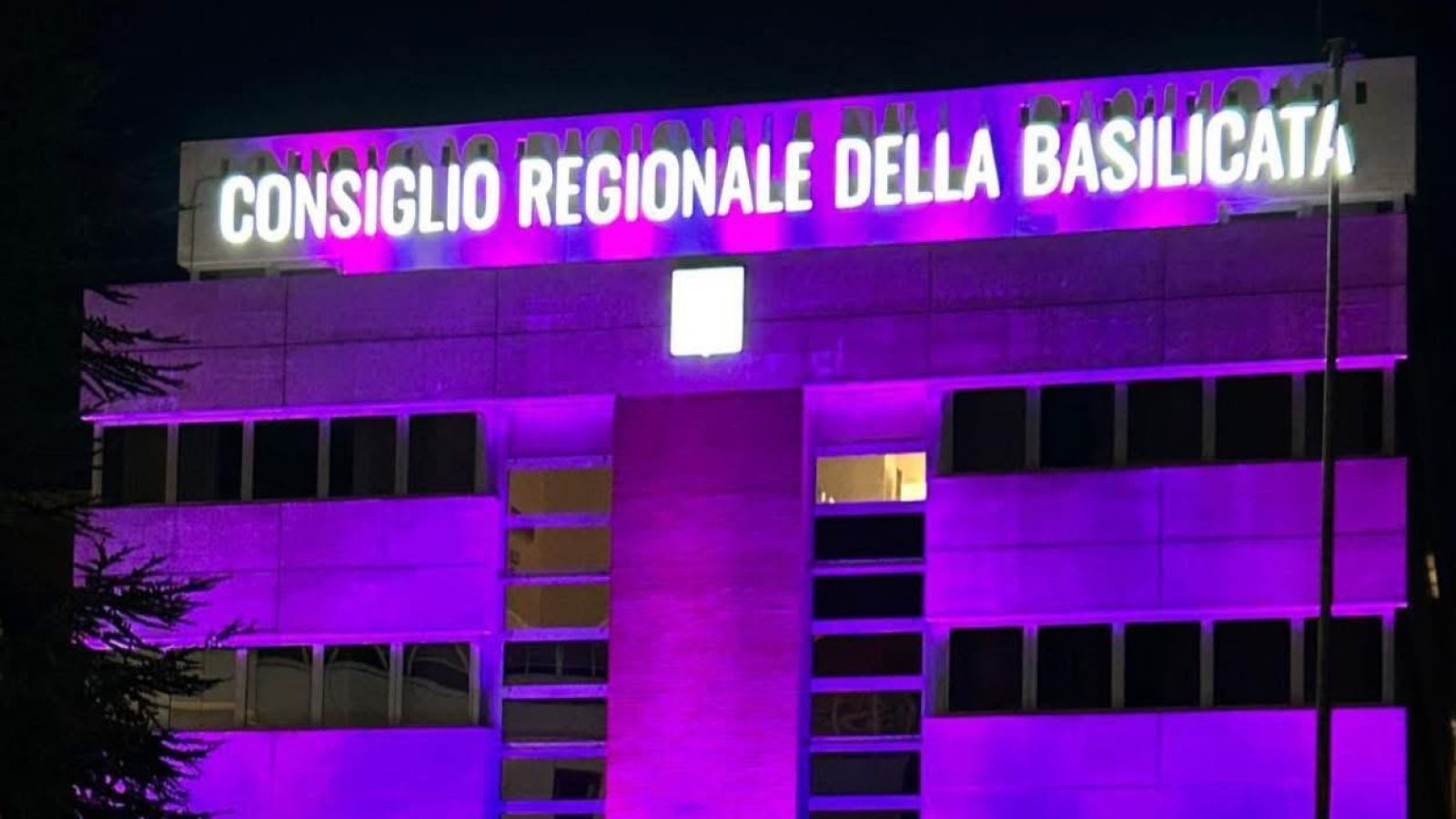 IL CONSIGLIO REGIONALE ILLUMINATO DI ROSA PER LA PREVENZIONE DEL TUMORE AL SENO